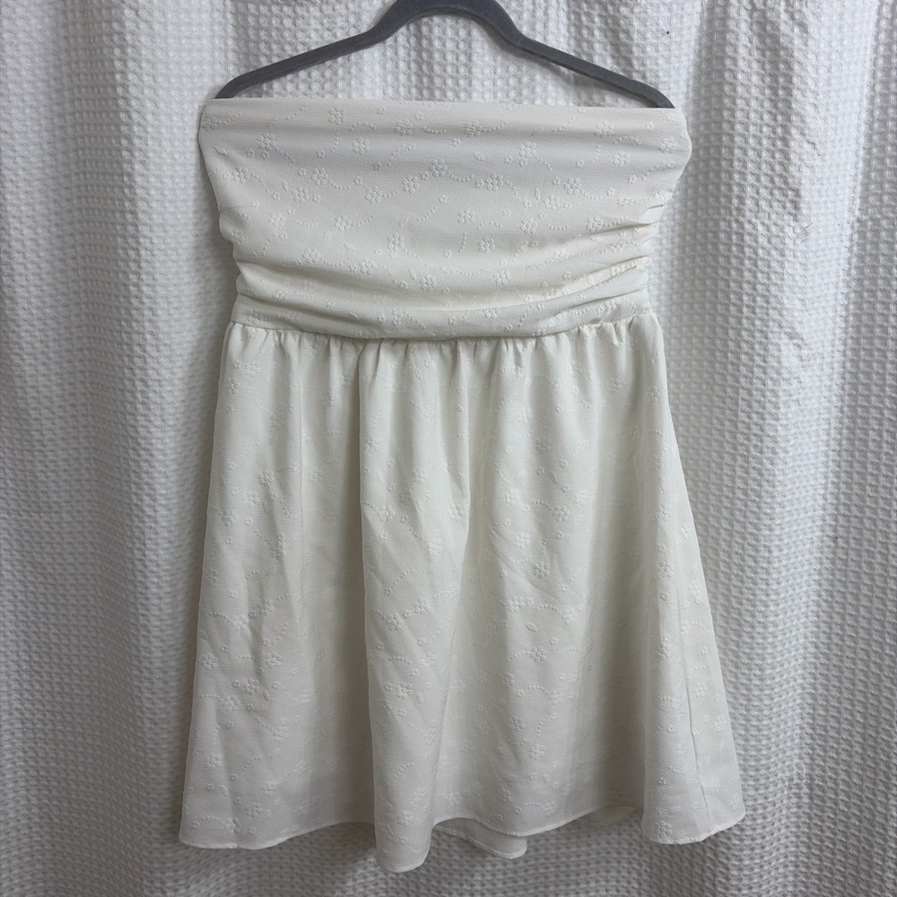 Elegant White Strapless Dress